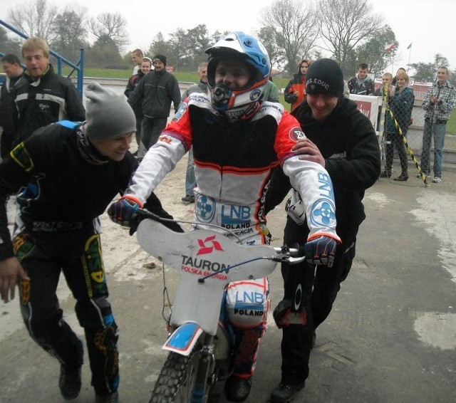 Szczęśliwy Krzysztof Cegielski zjeżdża z toru (z lewej Janusz Kołodziej, któremu "Cegła&#8221; pomaga w rozwoju kariery). Kibice na stadionie Wandy nagrodzili brawami byłego reprezentanta Polski i uczestnika Grand Prix.