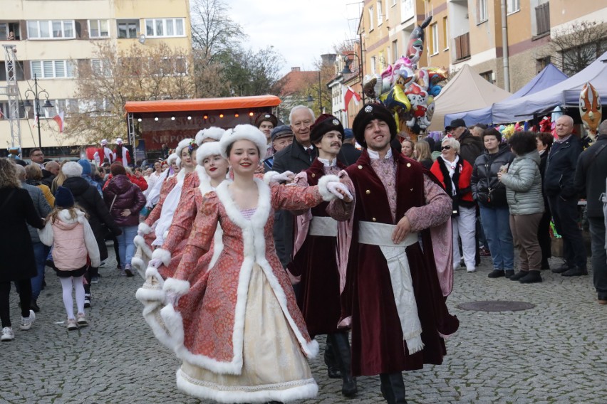 Polonez, tradycyjny polski taniec, zyskał międzynarodowe...