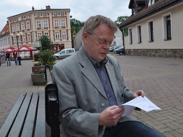 Cezary Jankowski z "S&#8221; czyta list burmistrza Szczecinka do lekarzy. &#8211; Oszczędność 700 tysięcy zł na urlopach i nauczaniu indywidualnym to niewiele przy wydatkach rzędu rocznie 2 mln zł na obsługę zadłużenia miasta &#8211; uważa. 
