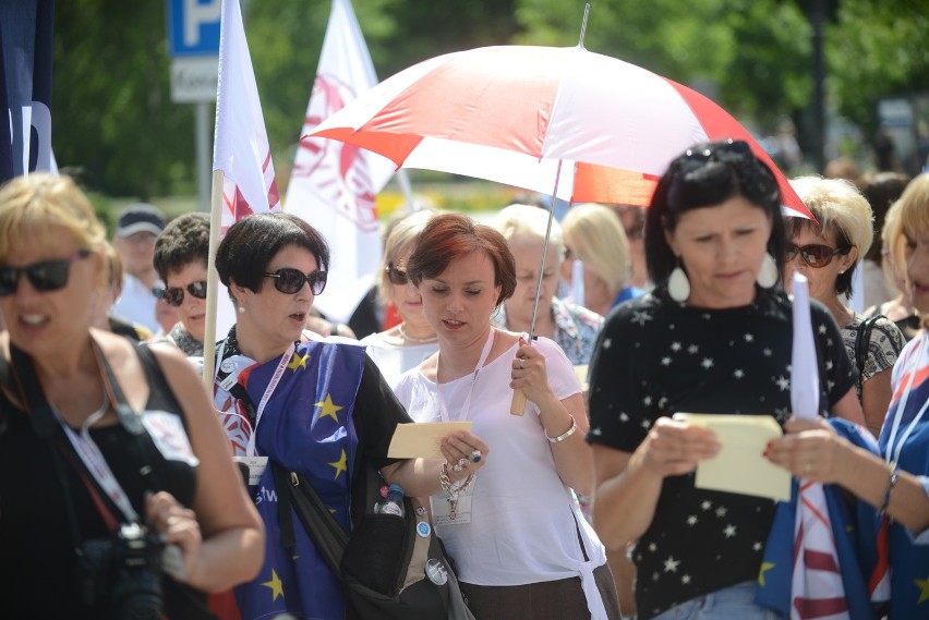 Nauczyciele z całej Polski przyjechali na protest w Toruniu....