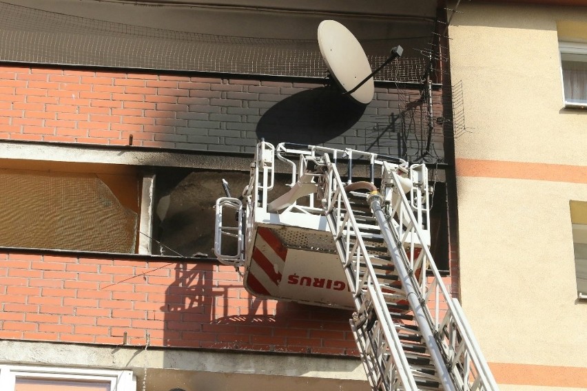 Ogień pojawił się na balkonie mieszkania na 8. piętrze w...