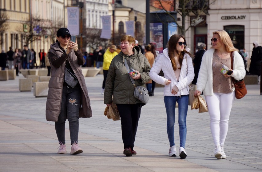 Wiosnę czuć w powietrzu. Lublinianie wykorzystali piękną pogodę i wybrali się na niedzielny spacer [ZDJĘCIA]