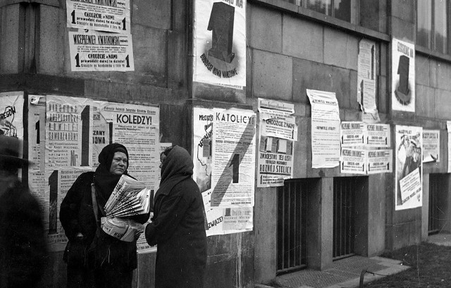 Plakaty naklejane na murach, płotach i słupach należały do najważniejszych oręży propagandowych podczas kampanii wyborczych w okresie międzywojnia