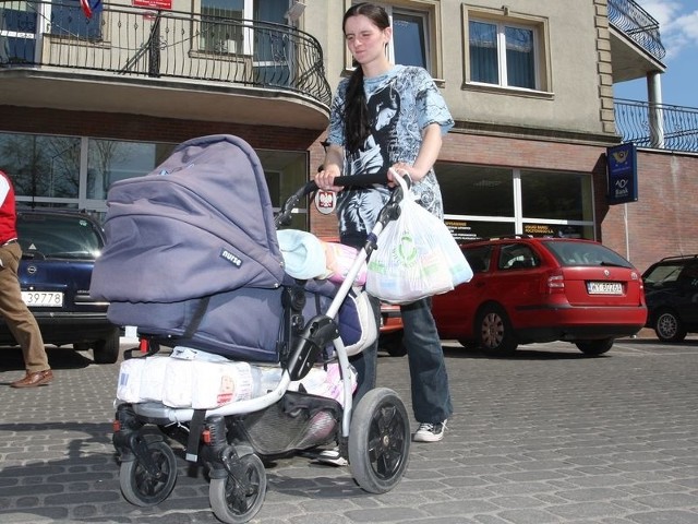 Pani Monika odebrała wczoraj część darów od czytelników "Głosu&#8221;.  