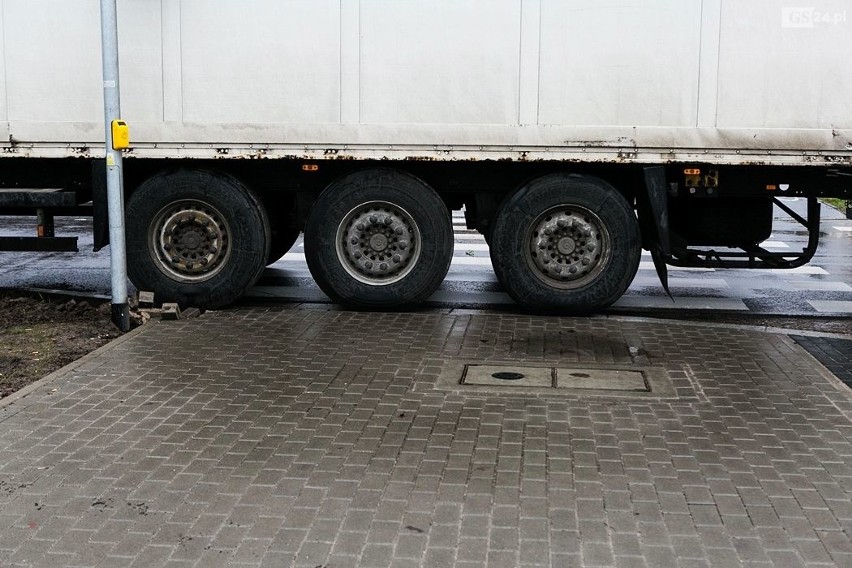 Wypadek na ul. 26 kwietnia. Ciężarówka potrąciła pieszą. Kobieta zmarła w szpitalu [ZDJĘCIA]