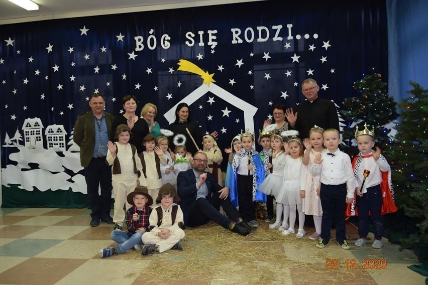 Jasełka online przedszkolaków ze szkoły w Wielgusie. W bajecznej scenerii dzieci pięknie zaprezentowały aktorskie i wokalne talenty