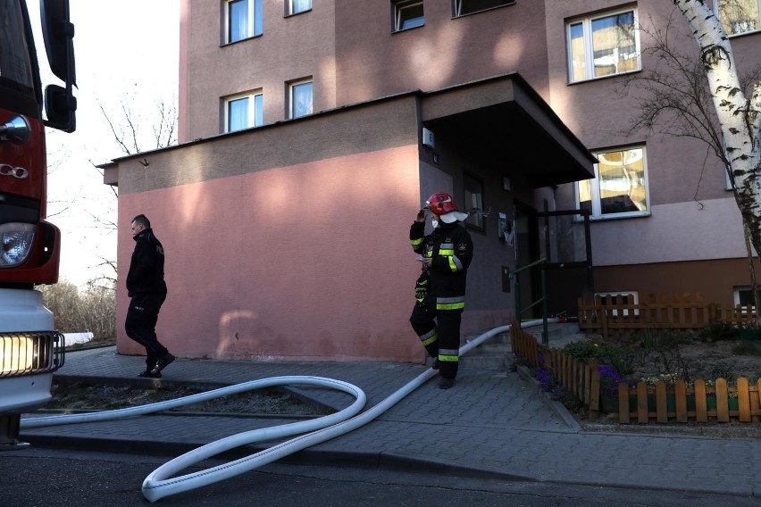 Kraków. Pożar w Prokocimiu. Dziewczyna, która skoczyła z okna 6. piętra, jest w ciężkim stanie