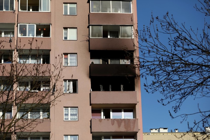 Kraków. Pożar w Prokocimiu. Dziewczyna, która skoczyła z okna 6. piętra, jest w ciężkim stanie