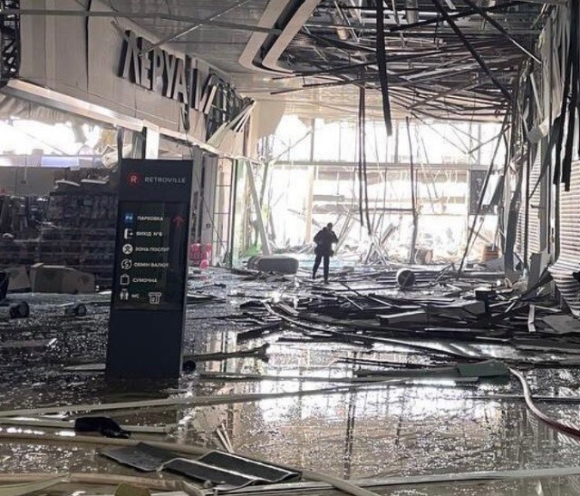 Rosjanie zniszczyli sklep Leroy Merlin w Kijowie