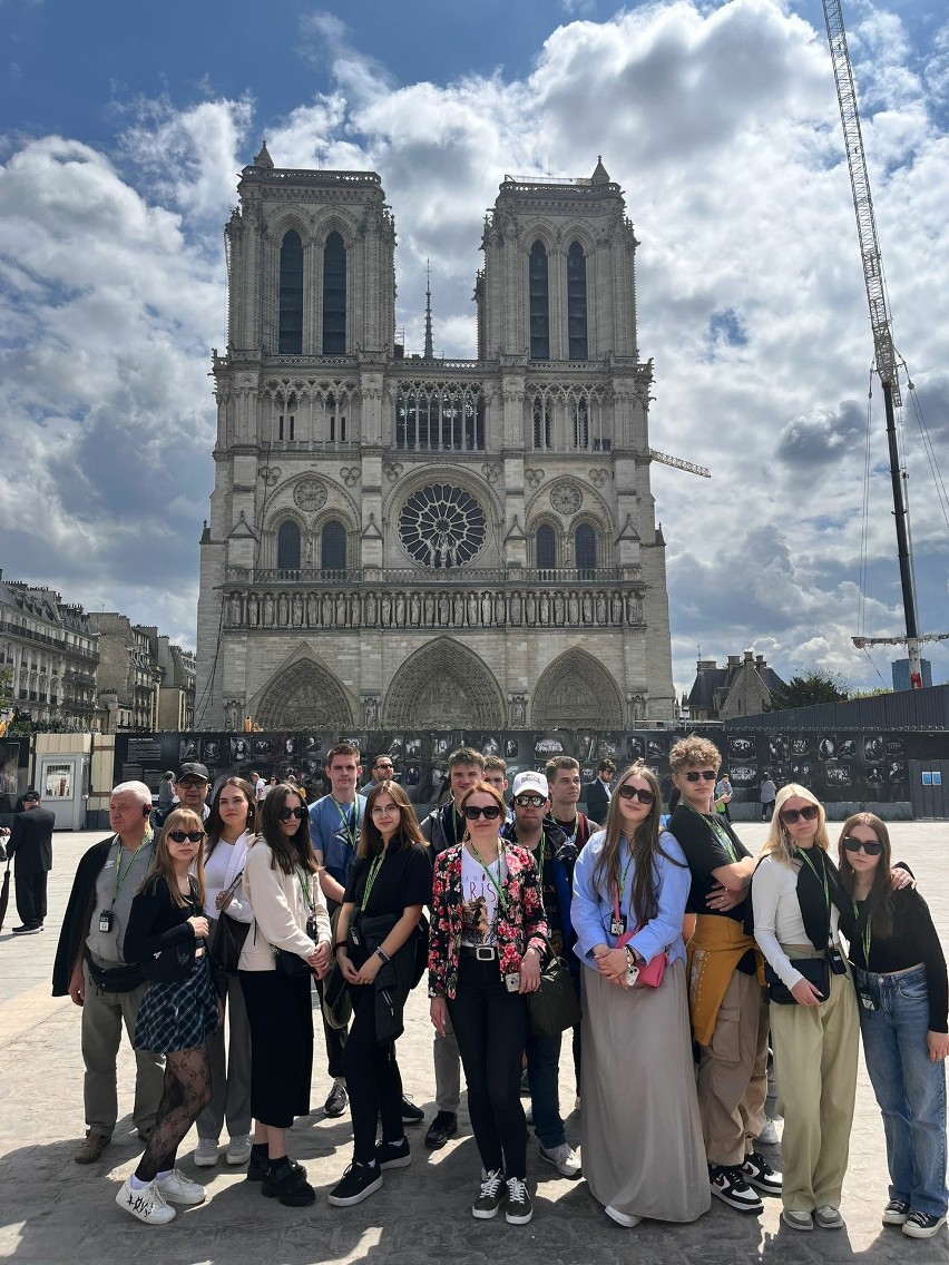 Uczniowie tarnobrzeskiej "Budowlanki" w Paryżu zobaczyli Wieżę Eiffla, Luwr, Łuk Triumfalny...  Zobaczcie zdjęcia