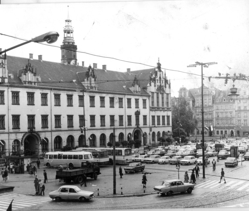 Sierpień 1978: plac Gołębi i Sukiennice z dużym parkingiem...