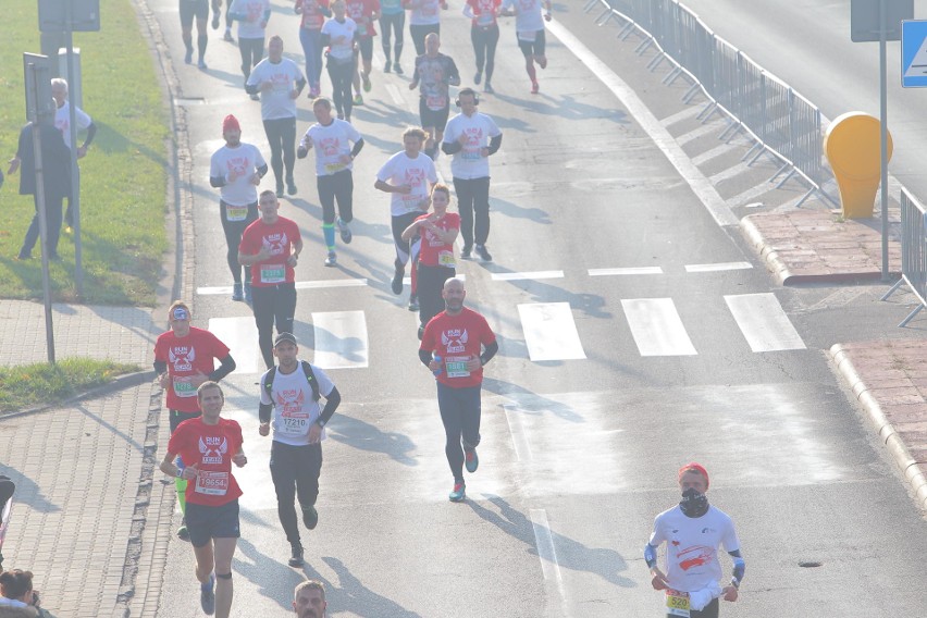 Około 25 tysięcy biegaczy zmaga się z 10-kilometrową trasą...