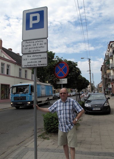 - Każdy policjant i strażnik miejski inaczej to interpretuje, a wystarczyłoby dopisać pod zakazem "nie dotyczy chodnika&#8221; i nie byłoby problemu - uważa Adam Bawiec