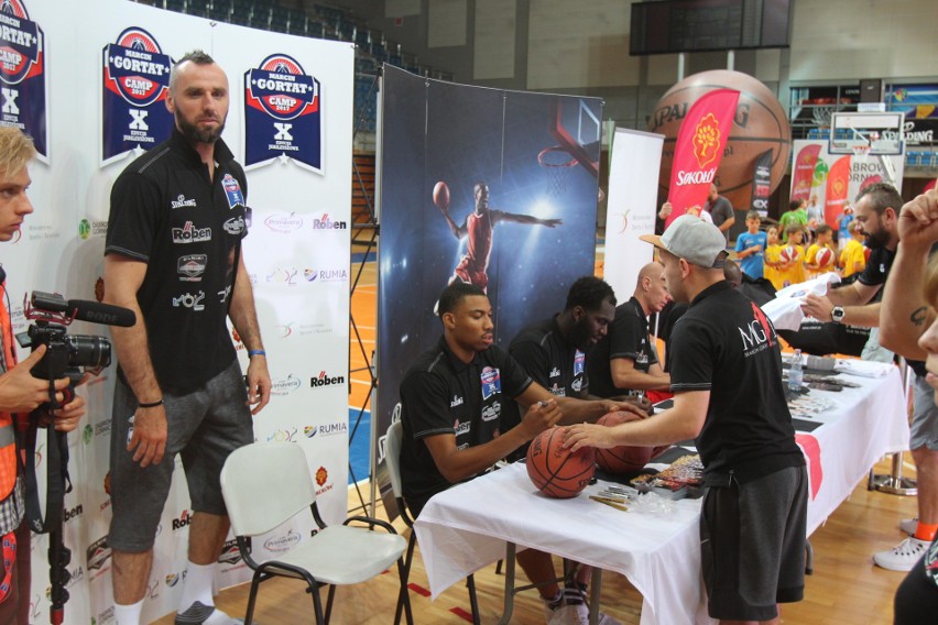 Marcin Gortat trenuje dzieci na Marcin Gortat Camp w...