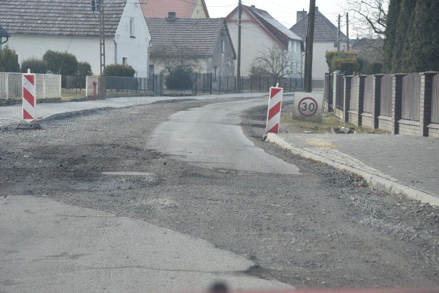 Droga w Biadaczu wymaga sporej inwestycji. Starostwo zabezpieczyło na ten cel 700 tys. zł. Do ogłoszonego przez gminę przetargu stanęły 3 firmy, jednak najniższa oferta to ponad 1,2 mln złotych. Jak tłumaczy Mariusz Piestrak, jest to kwota o prawie pół miliona większa od tej, jaką planowali wydać wspólnie ze starostwem.