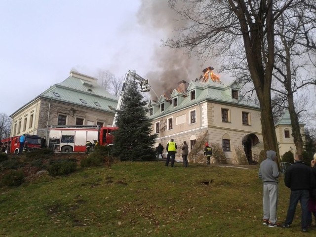 W ogniu jest dach pałacu.