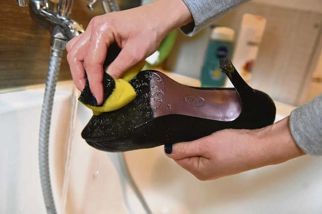 Oddając buty do reklamacji, warto zadbać, żeby były czyste i wypastowane. Ich stan pokazuje, czy klient o nie dbał