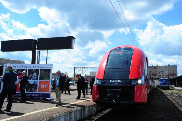 Przedsiębiorstwo Pojazdy Szynowe Pesa Bydgoszcz oddało wczoraj do użytku dwa Elfy, ale docelowo ma być ich pięć. Każdy pociąg kosztuje 16,5 miliona złotych. Kolejne dwa pojazdy będą gotowe do grudnia, a ostatni wyjedzie na tory w pierwszym kwartale 2015 roku. Dwa pierwsze składy będą obsługiwać regularne połączenia na trasie Bydgoszcz Główna - Toruń Miasto od poniedziałku.