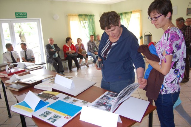 Wystawa kronik w świetlicy wiejskiej w Rościminie wzbudziła zainteresowanie i podziw. Oby tak samo było w Polanicy Zdroju