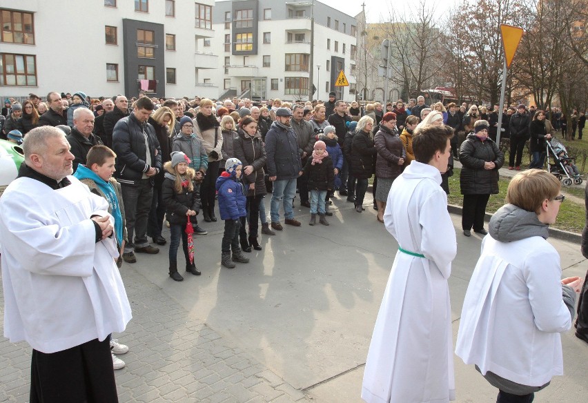 Droga krzyżowa na osiedlu Akademickim w Radomiu. Mieszkańcy modlili się na ulicach 