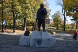 Katowice: pomnik gen. Jerzego Ziętka oczyszczony po profanacji. Policja szuka sprawców i prosi o pomoc ZDJĘCIA