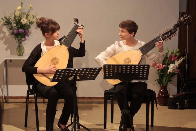 Grające na lutniach Klaudyna Żołnierek (z lewej) i Maria Wilgos z tria Absolutes, które wystąpi w Toruniu
