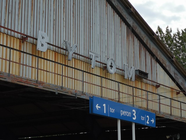 PKP PLK uzupełniły brakującą literę w napisie Bytom na bytomskim dworcu kolejowym