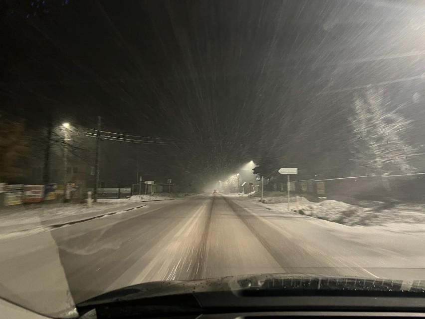 Piątek 9 grudnia, wieczorem. Droga wojewódzka w...