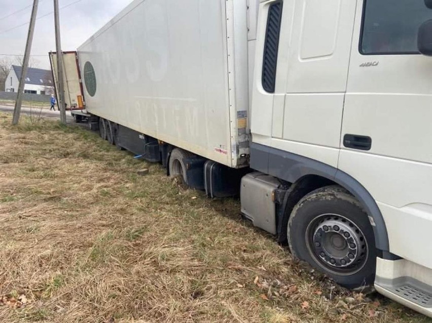 Ciągnik siodłowy zablokował drogę w Skawinie
