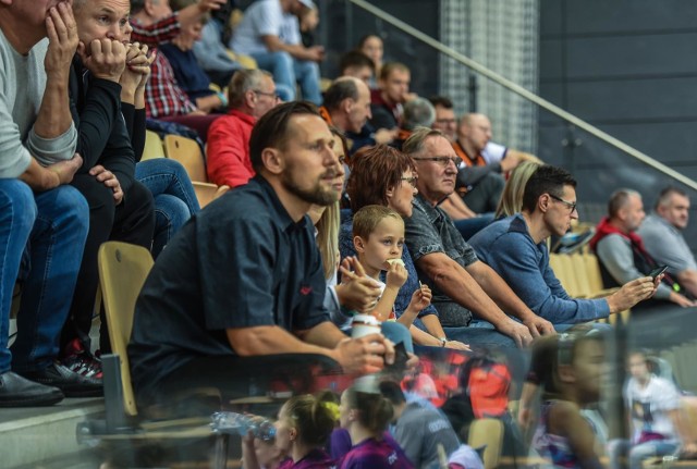 Zawodniczki Artego Bydgoszcz wygrały we własnej hali z InvestInTheWest ENEA AZS Gorzów 92:74 w meczu 1. kolejki grupy A rozgrywek Euro Cup. Nerwowo było tylko po 1. kwarcie, którą przyjezdne wygrały 20:19. Potem dominowały już nasze panie. W ekipie Artego pierwszy raz w tym sezonie wystąpiła Julie McBride (wcześniej leczyła kontuzję kostki). Amerykanka z polskim paszportem przebywała na parkiecie ponad 25 minut, zdobywając w tym czasie 4 punkty i notując 7 asyst.ZOBACZ ZDJĘCIA Z TRYBUN I PARKIETU >>>