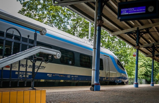 Jak chwali się PKP Intercity w przesłanym komunikacie, do dyspozycji pasażerów będzie więcej pociągów niż przed pandemią.