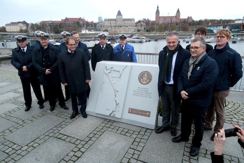 Oficjalnie odsłonię ławeczki, która symbolizuje pogłębienie...