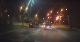 W Kielcach osobówka wjechała na czerwonym na skrzyżowanie. Czy kierowca był trzeźwy? Film trafił do sieci