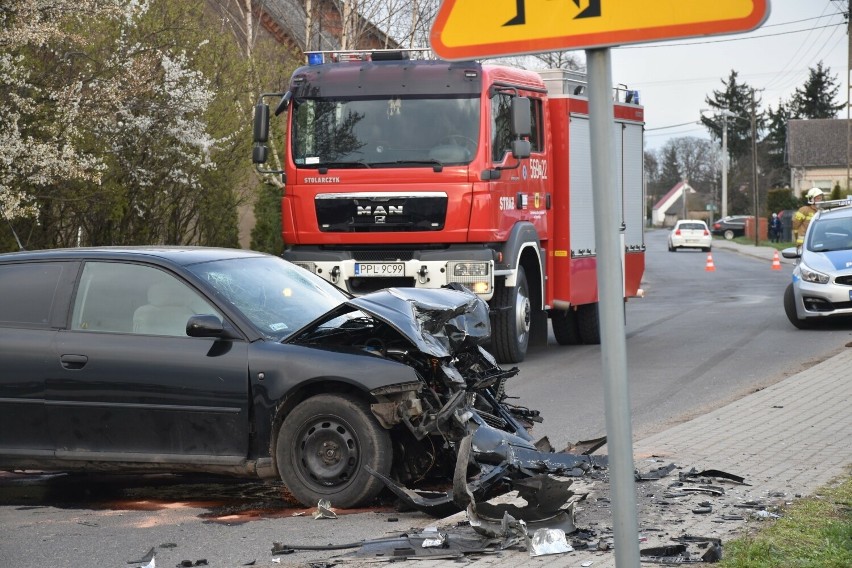 Trzy osoby trafiły do szpitala po wypadku w Pieruszycach.
