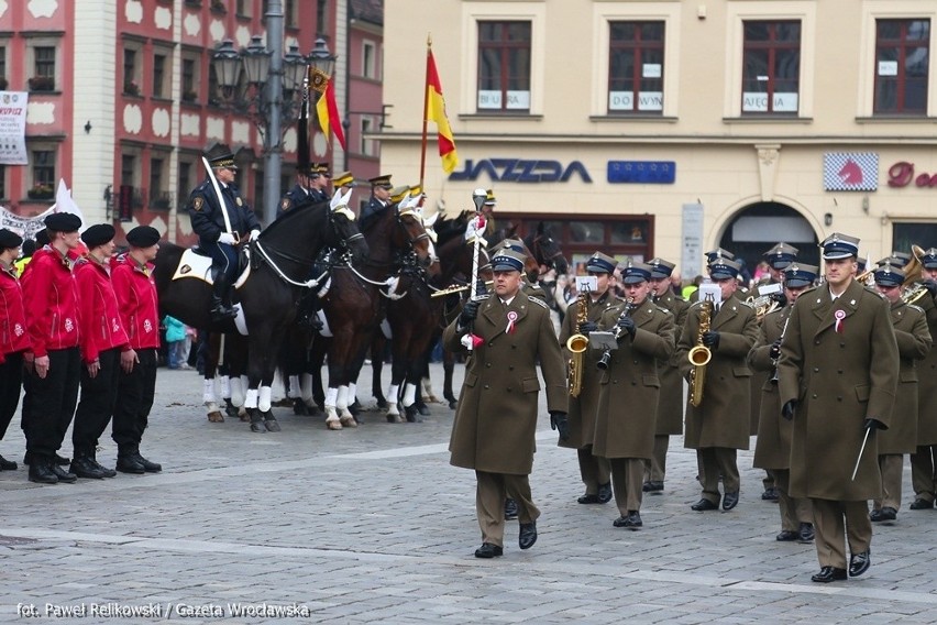 Święto Niepodległości we Wrocławiu. Radosna parada i wojskowy apel (ZDJĘCIA, FILMY)