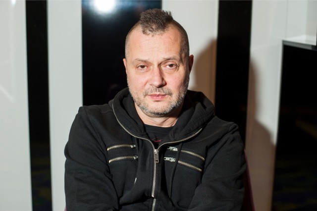 Krzysztof "Grabaż" Grabowski - wokalista i lider zespołów Strachy na Lachy i Pidżama Porno. Występuje - z przerwami - od 1984 r. W 2008 r. otrzymał Paszport "Polityki". Właśnie wydał składankę swoich piosenek "Grabaż 30"