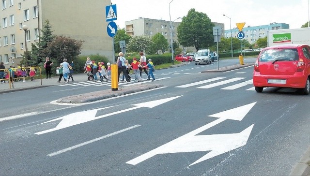 Pasy ruchu na rondzie Konstytucji zostały wyraźniej oznakowane.