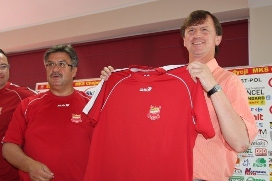 Trener Grzegorz Kapica (z prawej) został symblicznie przywitany w klubie na konferencji prasowej