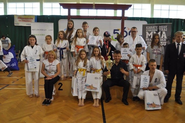 Skarżyscy karatecy przywieli szesnaście medali z silnie obsadzonego turnieju w Skierniewicach.