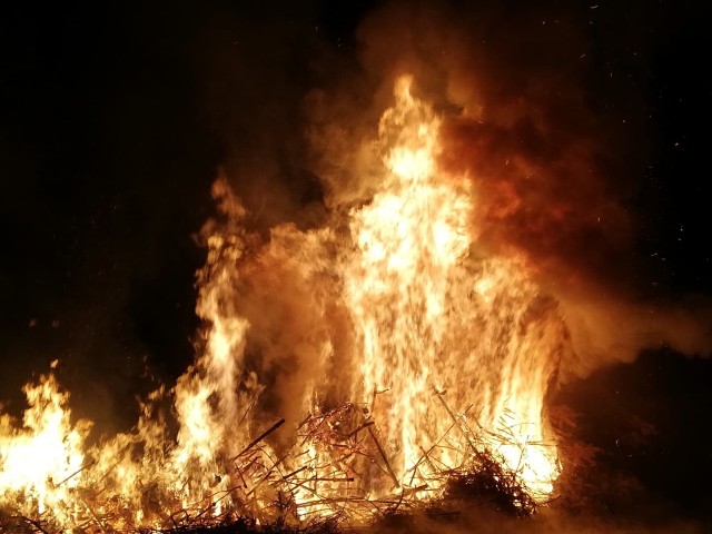 W nocy z czwartku na piątek w okolicach miejscowości Tychówko i Osówko doszło do pożaru sterty drzew iglastych. W akcji gaszenia pożaru brało udział osiem zastępów straży pożarnej. Nikomu nic się nie stało.Zobacz także Pokaz ratownictwa na terenie Wodnej Doliny w Koszalinie