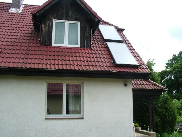 To są kolektory słoneczna, podobnne będą na dachach w Gostcynie, fotowoltaiczne.
