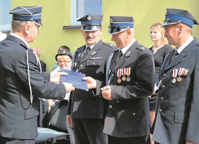 Burmistrz Włodzimierz Badurak wręczył akt przekazania samochodu jednostce Ochotniczej Straży Pożarnej w Winiarach.