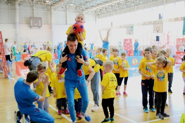 Za nami pierwsza zielonogórska edycja największego w Europie cyklu imprez sportowych dla dzieci w wieku przedszkolnym, pn. Orlen Przedszkoliada Tour 2019. Jak podkreślają organizatorzy, impreza zorganizowana jest w jednym celu ma zapewnić rozrywkę  ruchowej przedszkolakom, ze szczególnym uwzględnieniem wszechstronnego rozwoju ruchowego i nauki podstaw piłki nożnej, koszykówki, siatkówki i piłki ręcznej. - Nasze imprezy niewątpliwie przyczyniają się do przeciwdziałania otyłości u dzieci i zapobiegania późniejszym zwolnieniom z WF -  przyznaje Wojciech Kaczmarski, rzecznik prasowy. Orlen Przedszoliada Tour odbyła się w sobotę, 23 marca w hali Uniwersytetu Zielonogórskiego przy ul. Szafrana 6. W imprezie wzięło udział blisko 200 przedszkolaków z Zielonej Górze. Wszyscy bawili się doskonale i potwierdzali nam, że nie ma nic lepszego niż sport połączony z zabawą. Zobaczcie sami, co działo się tego dnia w hali UZ i jak poradzili sobie najmłodsi ze sportowymi zadaniami. Warto dodać, że 8. edycja ORLEN PRZEDSZKOLIADA TOUR składa się  z siedemdziesięciu imprez, organizowanych w ponad 40 lokalizacjach, w których weźmie udział ok. 15000 Aktywnych Przedszkolaków. 