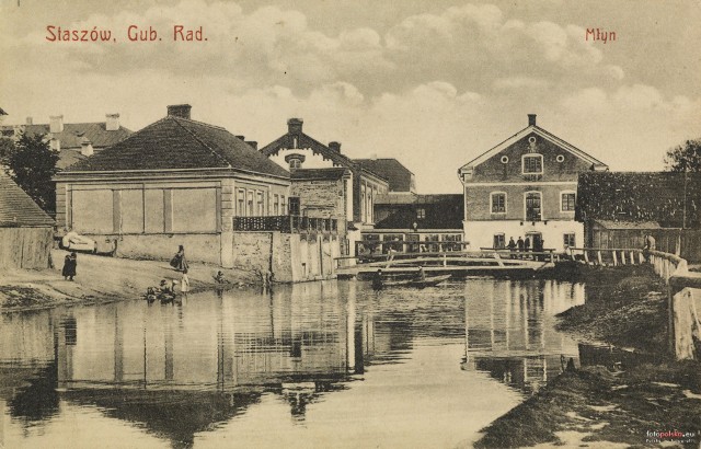 Zobacz, jak wyglądał Staszów i okolice przed laty. Na zdjęciu młyn w Staszowie w 1908 roku.