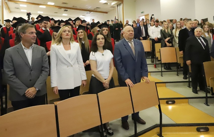 Uroczyste wręczenie dyplomów absolwentom kierunku lekarskiego Uniwersytetu Radomskiego. Zobacz zdjęcia
