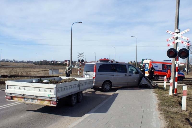 Kolizja na przejeździe kolejowym. Mercedes wjechał pod pociąg (zdjęcia)