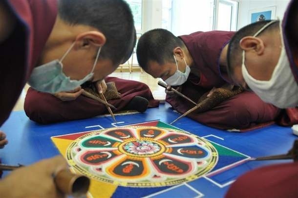 Buddyjscy mnisi uspypują mandalę