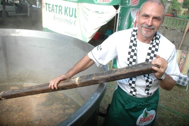 Kucharz Krzysztof Górski, przewodniczący jury, przygotował zupę w wielkim kotle. Żur Wielisławicki ważył 1 tonę.