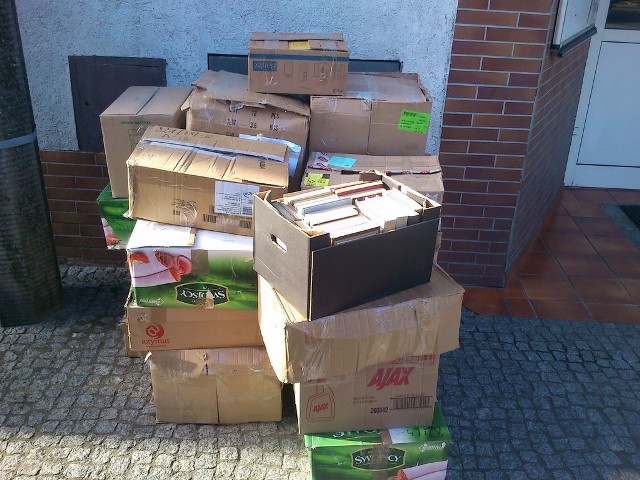 Książki zapakowane w kartony trafią teraz do polskich szkół na Ukrainie.