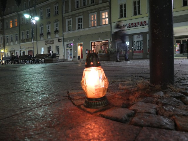 W geście solidarności z Francuzami okna w ratuszu podświetlono barwami francuskiej flagi. Pojawiły się też znicze.- Skromnie, ale z klasą – komentowali opolanie, którzy przystawali przed ratuszem i robili zdjęcia podświetlonym szybom. Opolanie zapalili też znicze pod pomnikiem Bojowników o Polskość Śląska Opolskiego, a także pod drogowskazem, skierowanym m.in. w stronę Grasse, francuskiego miasta, które jest partnerem Opola. Z kolei na Grabówce pojawiła się francuska flaga z żałobnym kirem. Była też symboliczna świeca. - Mam rodzinę w Paryżu, na szczęście nic się jej nie stało – opowiada Ryszard Czerwiński, współwłaściciel naleśnikarni.